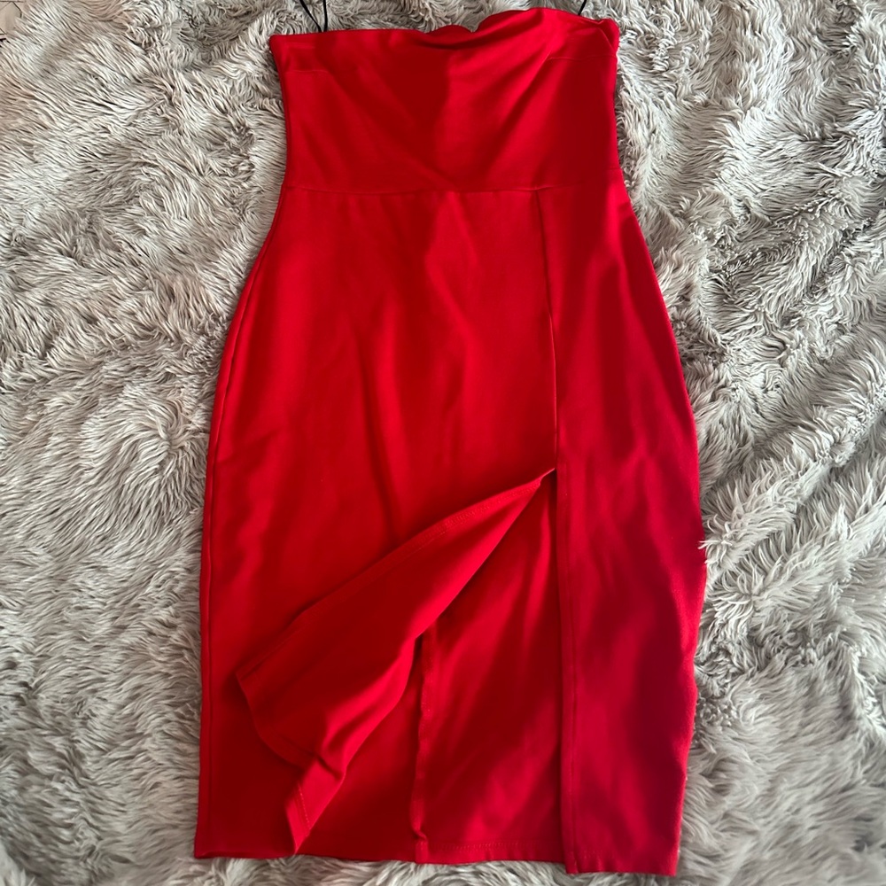 RED STRAPLESS DRESS